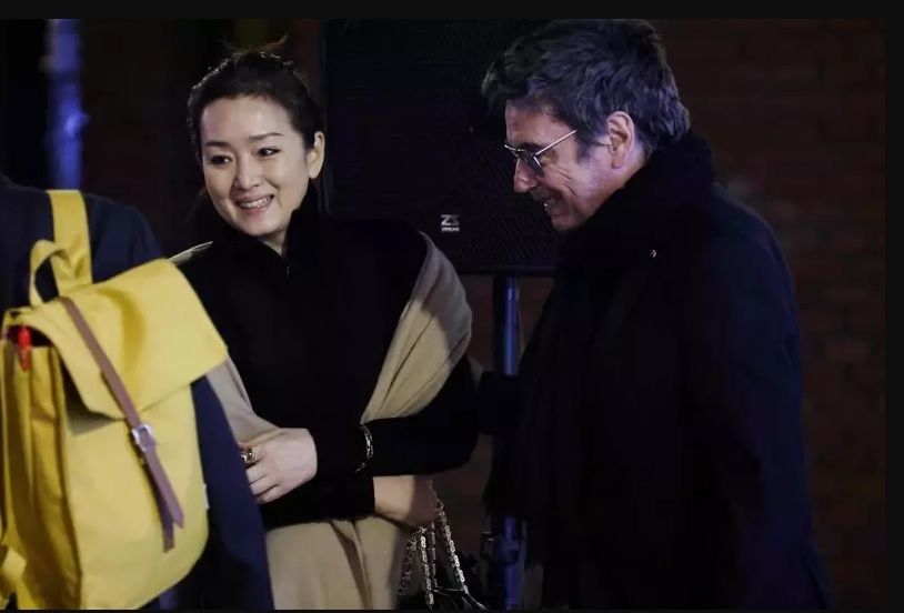 巩俐搭法国总统专机返北京 音乐家老公1举动获赞贴心