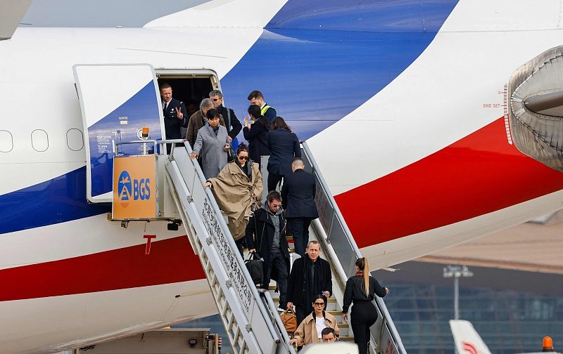 巩俐搭法国总统专机返北京 音乐家老公1举动获赞贴心