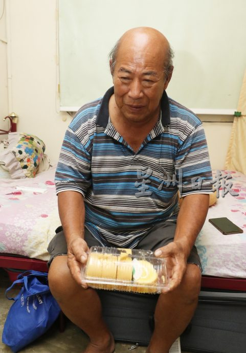10年来每月2次骑摩托车越堤探监,张家平盼狮城修法让遭判终身监儿提早假释