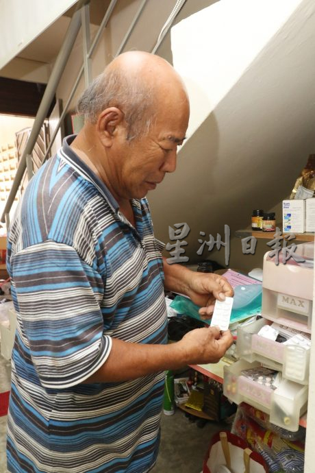 10年来每月2次骑摩托车越堤探监,张家平盼狮城修法让遭判终身监儿提早假释