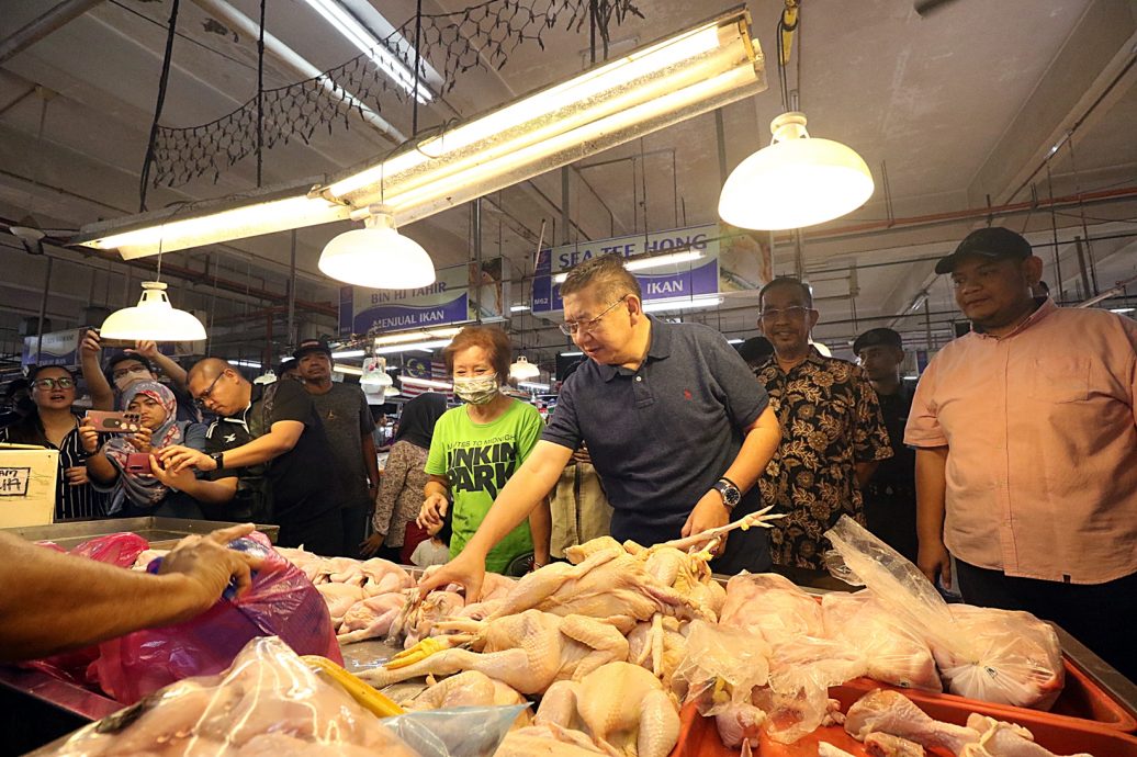 **已签发**全国：沙拉胡丁：将与FAMA商讨可否直接供鸡小商贩，以期取消1令吉“斩鸡费”