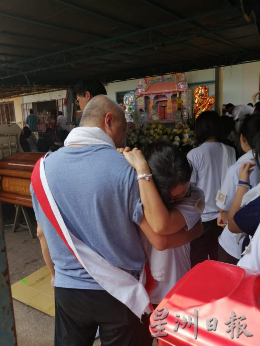 鸡腿鱼事件男死者出殡,家属举横幅表达诉求