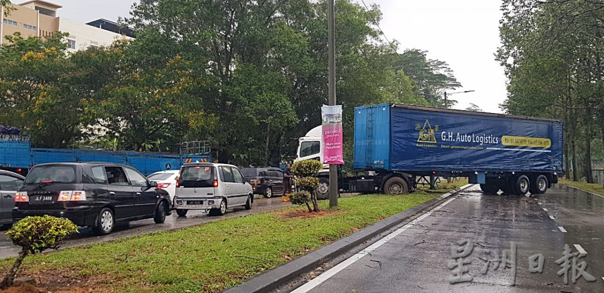 **已签发**柔:2树连根倒又遇罗里避树卡泥泞,古来公主城交通大堵塞