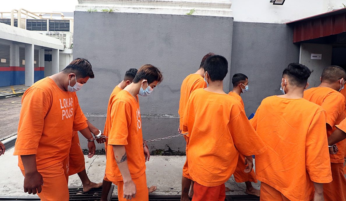 **已签发**柔:6男涉凌晨停车场“开片”,警获准延扣至10日