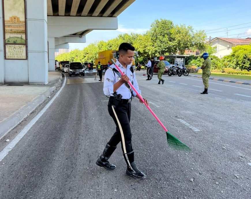 **已签发**柔:交警化身“清道夫”,为公路使用者扫除障碍,安全行驶