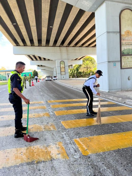 **已签发**柔:交警化身“清道夫”,为公路使用者扫除障碍,安全行驶