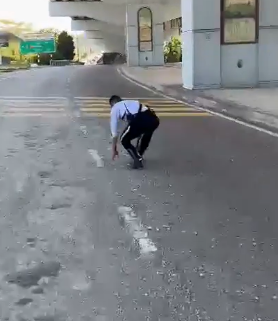 **已签发**柔:交警化身“清道夫”,为公路使用者扫除障碍,安全行驶