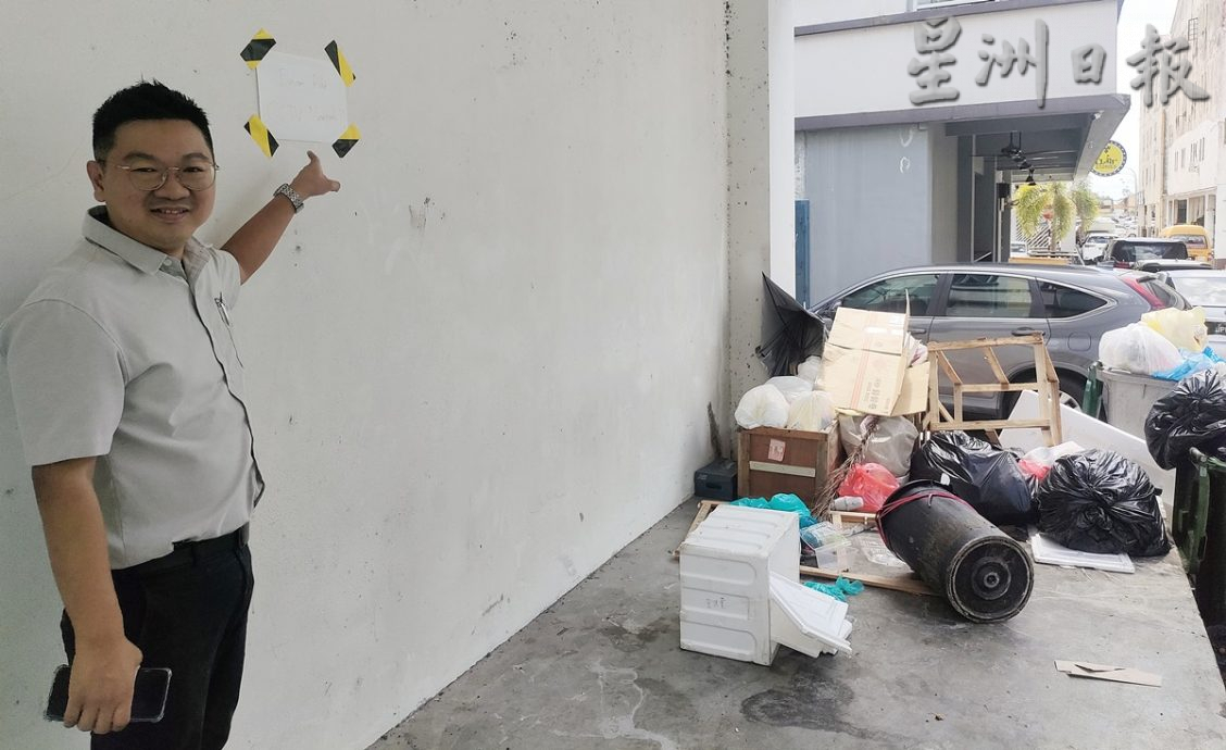 **已签发**柔:封底头条:【民生特工队】:垃圾虫的另类丢法:拉线垂降垃圾袋到后巷