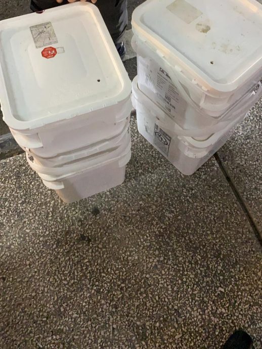 **已签发**柔:未持合法文件从狮城运入近百只活龙虾苗,新加坡男被发警告物品充公