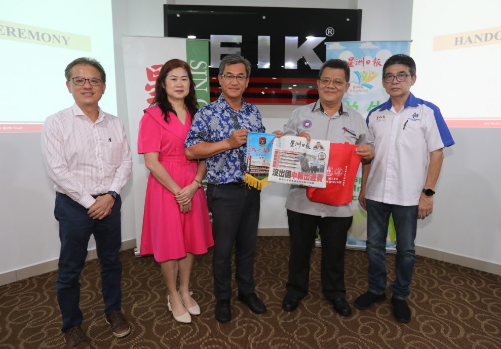 **已签发**柔:本报活动:EIK Engineering响应学生阅报计划 赞助星洲日报给新山16华小