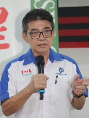 **已签发**柔:本报活动:EIK Engineering响应学生阅报计划 赞助星洲日报给新山16华小