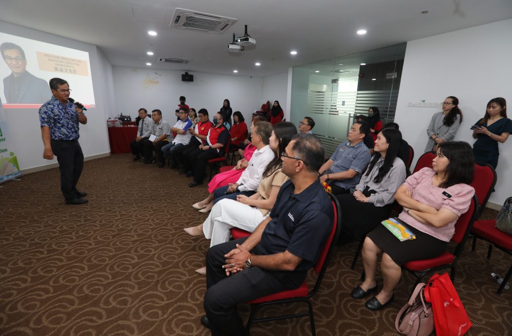 **已签发**柔:本报活动:EIK Engineering响应学生阅报计划 赞助星洲日报给新山16华小