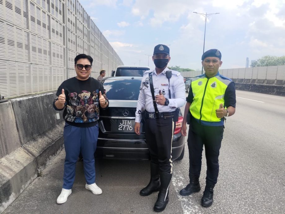 **已签发**柔：汽车爆胎一群交警帮换胎，司机：我是多么的幸运！