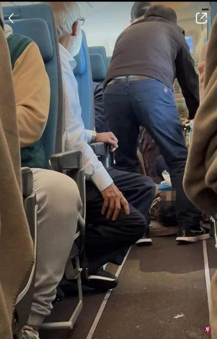 *已签发*柔:狮城二三事:女乘客晕倒撞餐车 机组人员乘客出手援助