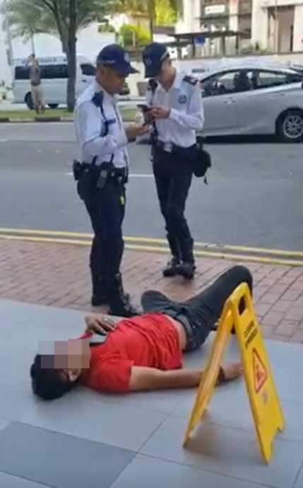 *已签发*柔:狮城二三事:涉毒司机撞路人 浑浑噩噩躺路边