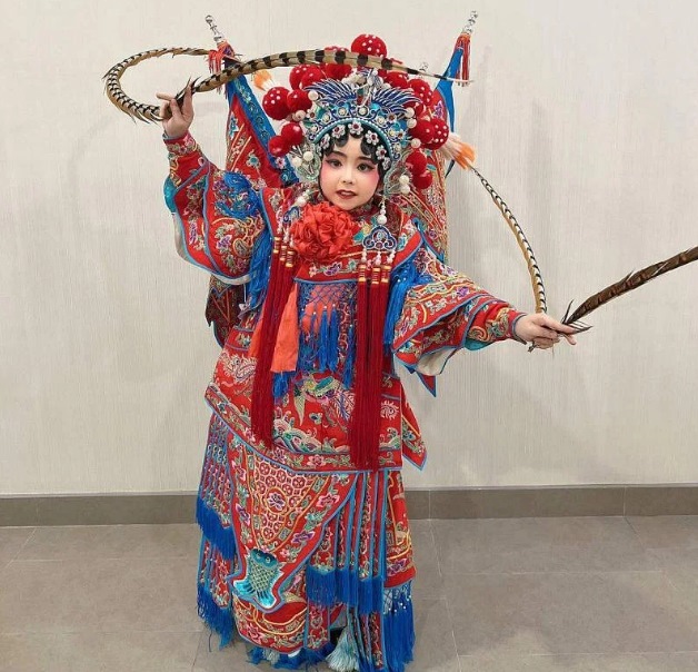 *已签发*柔:狮城二三事:狮城3岁女娃学潮剧 拼音硬背不忘词