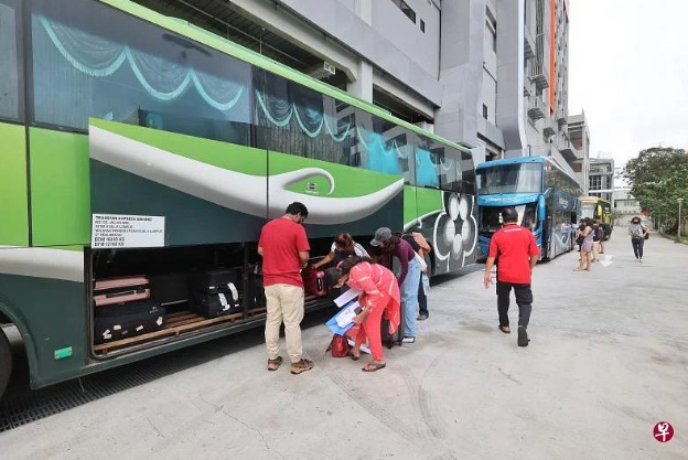 *已签发*柔:狮城二三事:狮城旅巴司机缺六成 底薪3000新元仍难聘