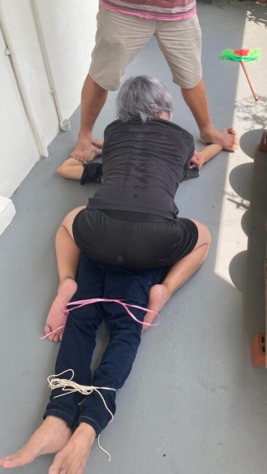 *已签发*柔：狮城二三事：电梯里遭拳袭抢手机 狮城阿伯“擒拿手”制伏匪