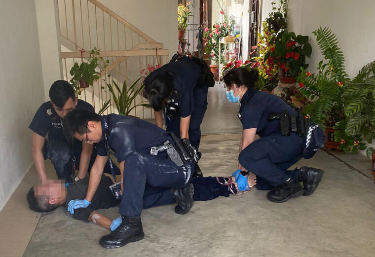 *已签发*柔：狮城二三事：电梯里遭拳袭抢手机 狮城阿伯“擒拿手”制伏匪