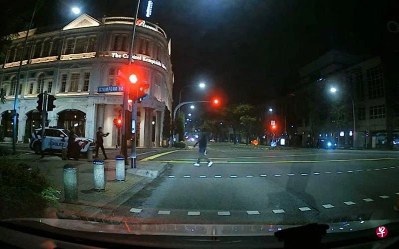 *已签发*柔:狮城二三事;狂汉狮城当街持斧头被捕 71岁男子受伤入院