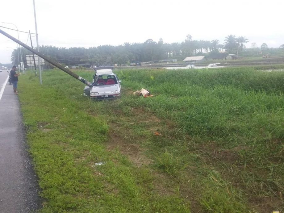 男子清晨上班途中连人带车撞反向车道旁电线柱,车毁人亡