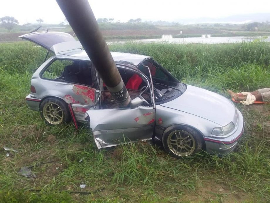 男子清晨上班途中连人带车撞反向车道旁电线柱,车毁人亡