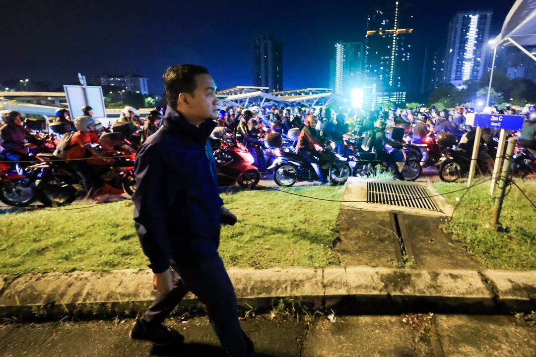 **已签发**柔:第三版头条:望佳节时新山关卡100%运作,柔大臣邀新任移民局总监视察
