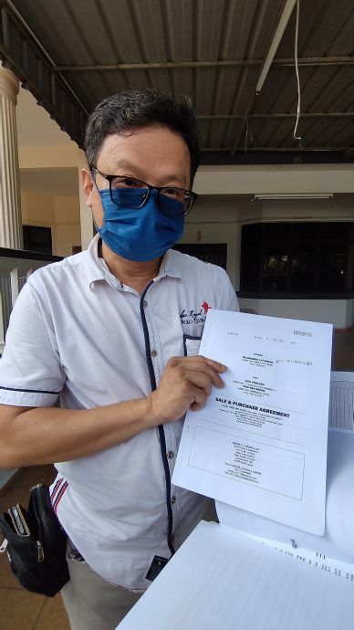 **已签发**柔:第二版头条:4年前购买的毗邻单位遭泼红漆,装修商出示易主文件报警求助