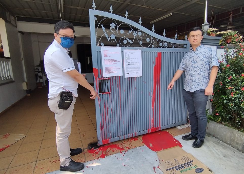 **已签发**柔:第二版头条:4年前购买的毗邻单位遭泼红漆,装修商出示易主文件报警求助
