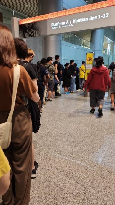 **已签发(仅供网文)**:柔:马新两通道堵车持续至午后,返狮城人潮也拥挤