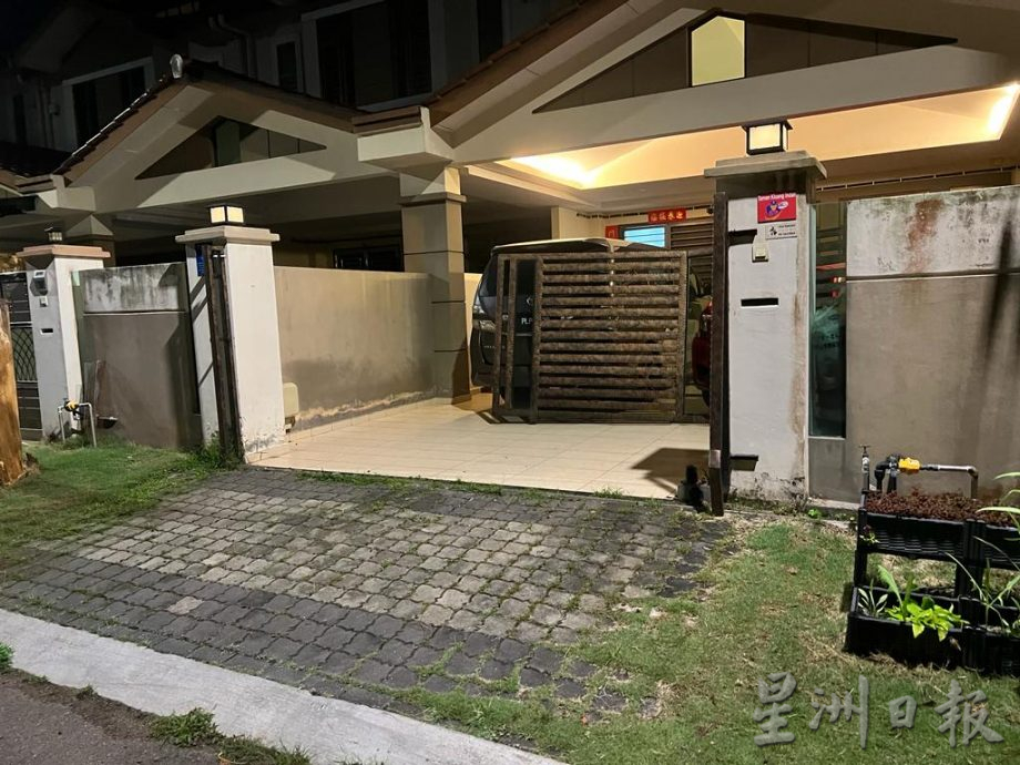 **已签发**:柔:第二版头条:野象再现銮住宅区,这次是为了地板上的一袋香蕉