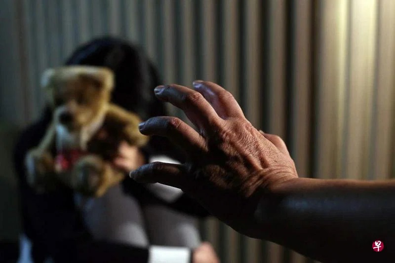 *已签收*柔:狮城二三事:初见女童竟非礼她 狮城男子坐牢打鞭