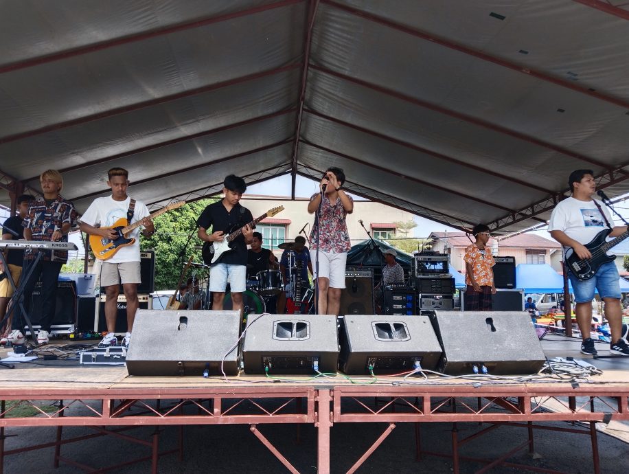 巴东伦武义消队准备大水池 逾千村民泼水狂欢