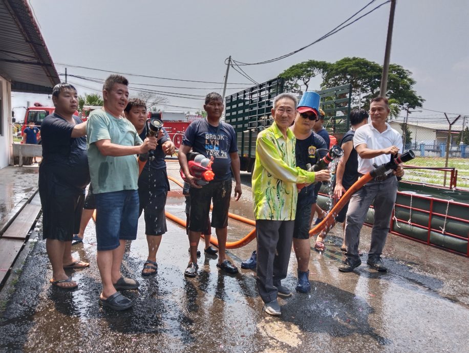 巴东伦武义消队准备大水池 逾千村民泼水狂欢