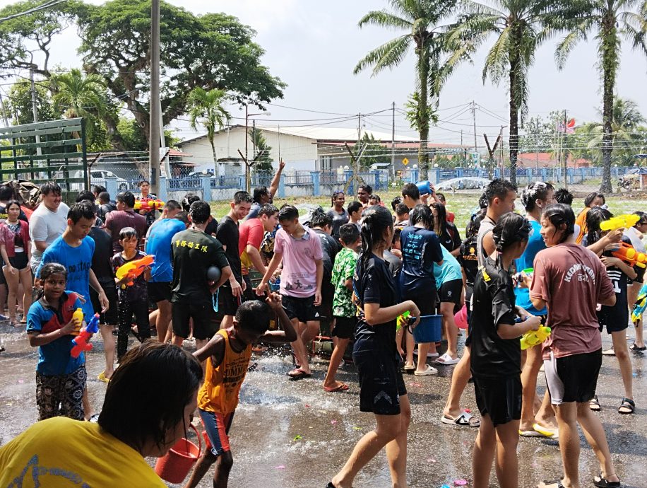 巴东伦武义消队准备大水池 逾千村民泼水狂欢