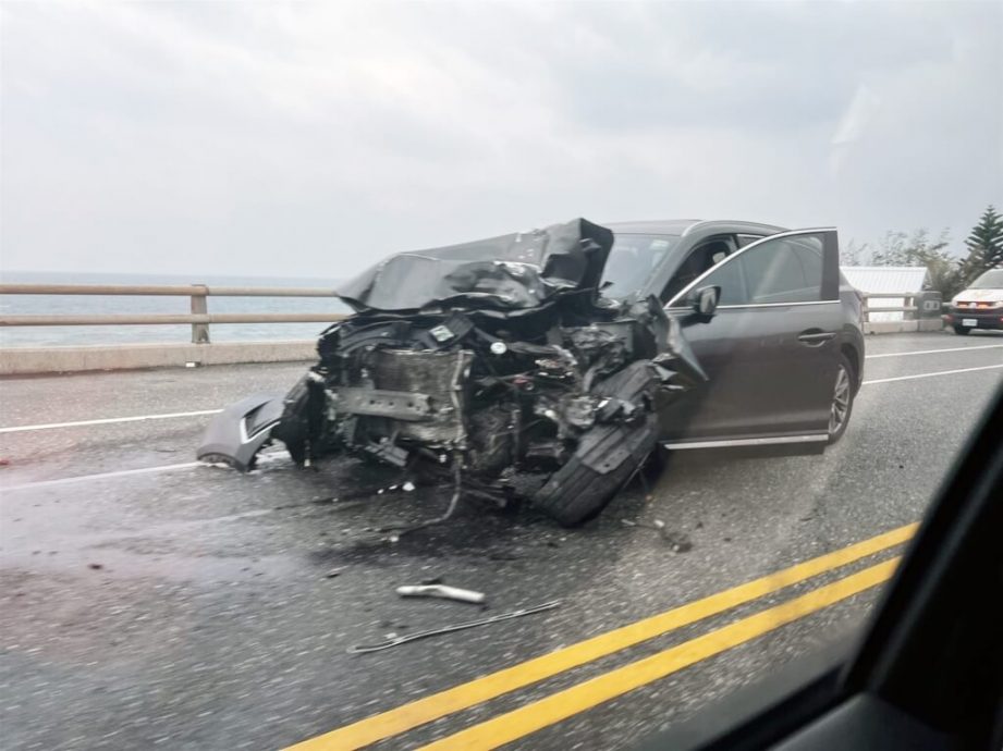 巴士与休旅车对撞摔落桥 女乘客抛飞溪底毙命