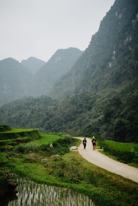 庆祝参加极限超马10周年 刘俊腾携父完成非凡挑战