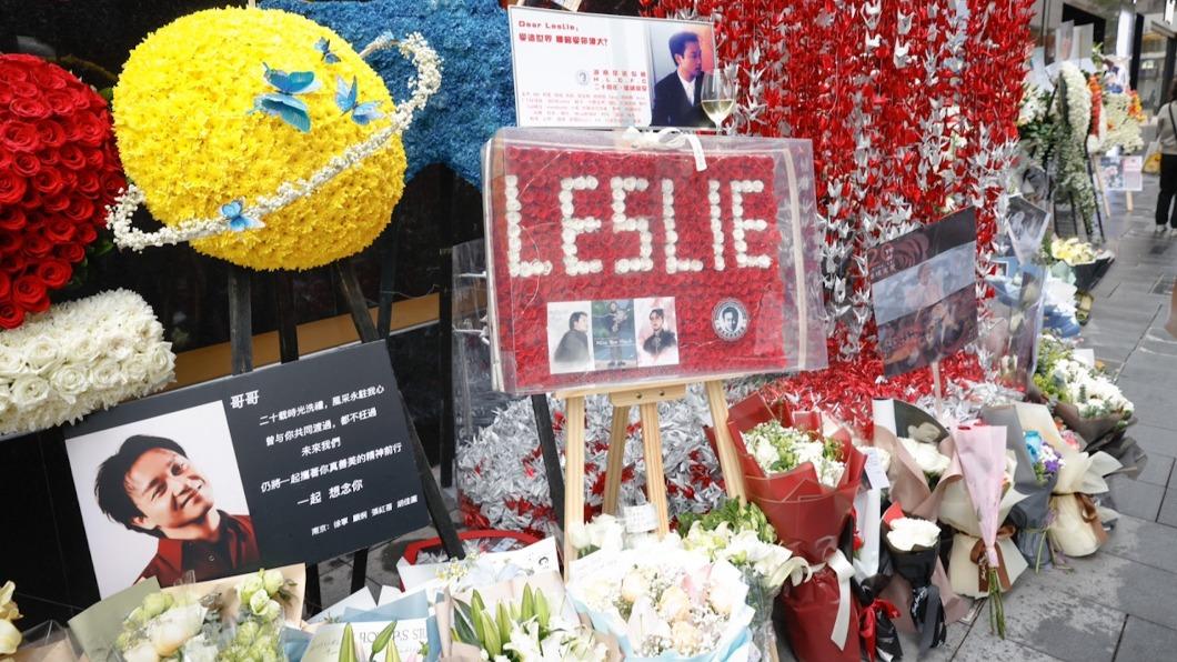 张国荣登热搜阅读量破亿 粉丝冒雨悼念