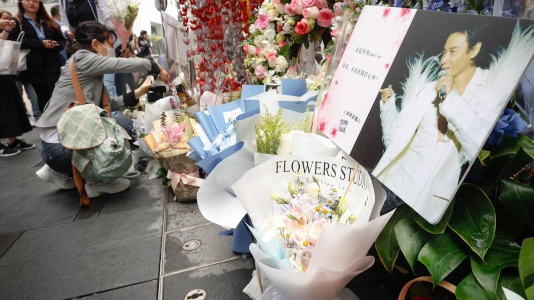 张国荣登热搜阅读量破亿 粉丝冒雨悼念