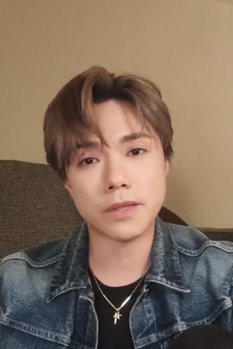 张敬轩双眼通红开直播 哽咽透露父亲昏迷险死	