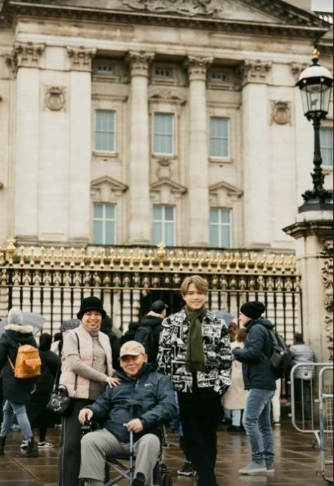 张敬轩双眼通红开直播 哽咽透露父亲昏迷险死	