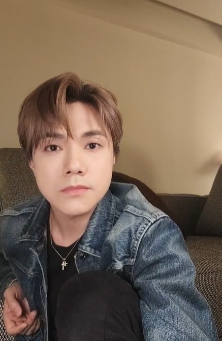 张敬轩双眼通红开直播 哽咽透露父亲昏迷险死	