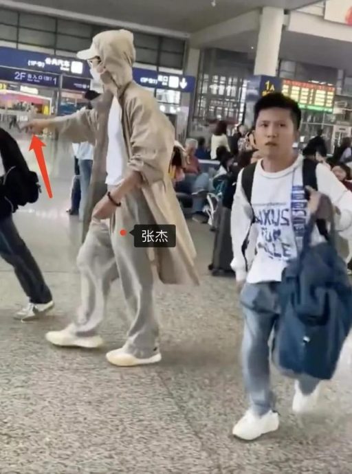 张杰谢娜搭高铁被跟拍 助理暴怒打掉粉丝手机
