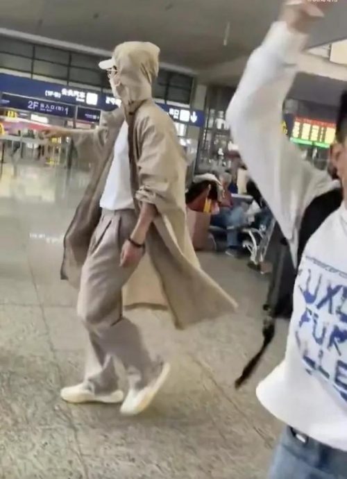 张杰谢娜搭高铁被跟拍 助理暴怒打掉粉丝手机