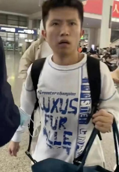 张杰谢娜搭高铁被跟拍 助理暴怒打掉粉丝手机