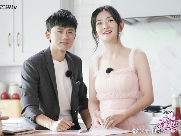 张杰谢娜搭高铁被跟拍 助理暴怒打掉粉丝手机