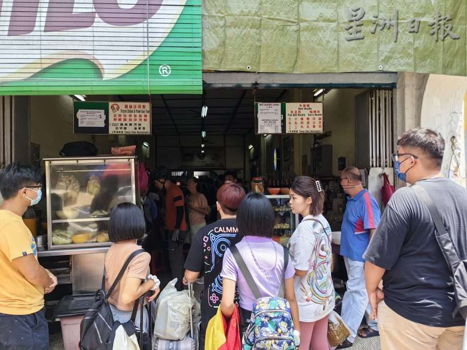 怡游客络绎不绝 旧街场水泄不通