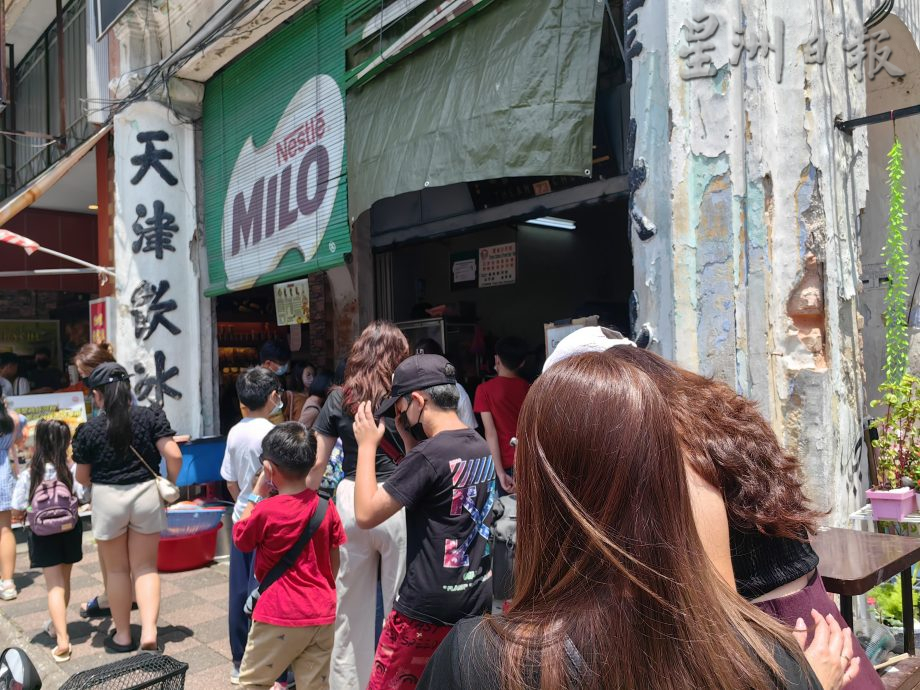怡游客络绎不绝 旧街场水泄不通