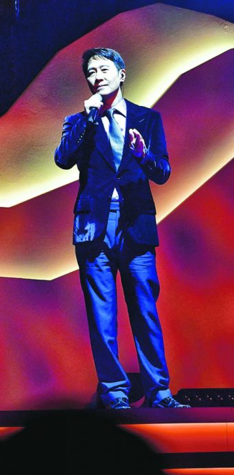 想张国荣致敬音乐会｜许志安唱《追》赢掌声  陈慧琳难忘哥哥教演戏