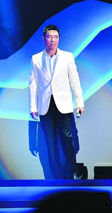 想张国荣致敬音乐会｜许志安唱《追》赢掌声  陈慧琳难忘哥哥教演戏